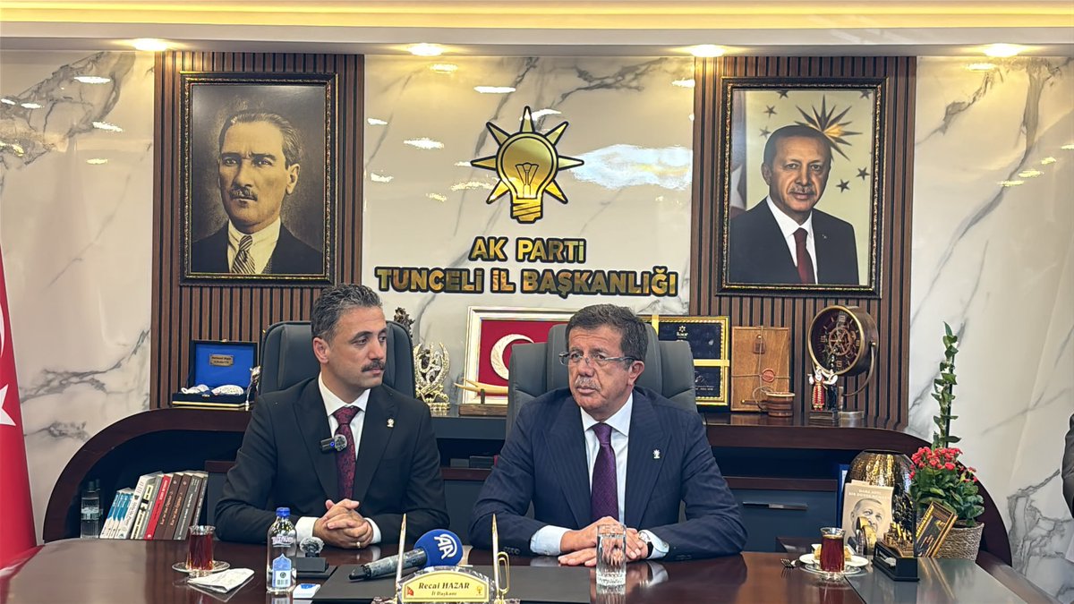 ZeybekciNihat's tweet photo. 📍 AK Parti Tunceli İl Başkanlığı

Türkiye Yüzyılı Buluşmalarımız kapsamında Tunceli İl Başkanlığımızı ziyaret ederek teşkilatımızla bir araya geldik.

İl Başkanımız Sayın Recai Hazar’a ve tüm teşkilat mensuplarımıza samimi karşılamaları, emekleri ve gayretleri için teşekkür ediyorum.

Milletimize hizmet yolunda aynı inanç ve kararlılıkla, omuz omuza yürümeye devam ediyoruz