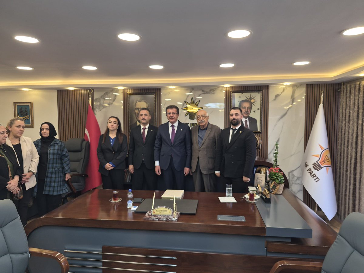 ZeybekciNihat's tweet photo. 📍 AK Parti Tunceli İl Başkanlığı

Türkiye Yüzyılı Buluşmalarımız kapsamında Tunceli İl Başkanlığımızı ziyaret ederek teşkilatımızla bir araya geldik.

İl Başkanımız Sayın Recai Hazar’a ve tüm teşkilat mensuplarımıza samimi karşılamaları, emekleri ve gayretleri için teşekkür ediyorum.

Milletimize hizmet yolunda aynı inanç ve kararlılıkla, omuz omuza yürümeye devam ediyoruz