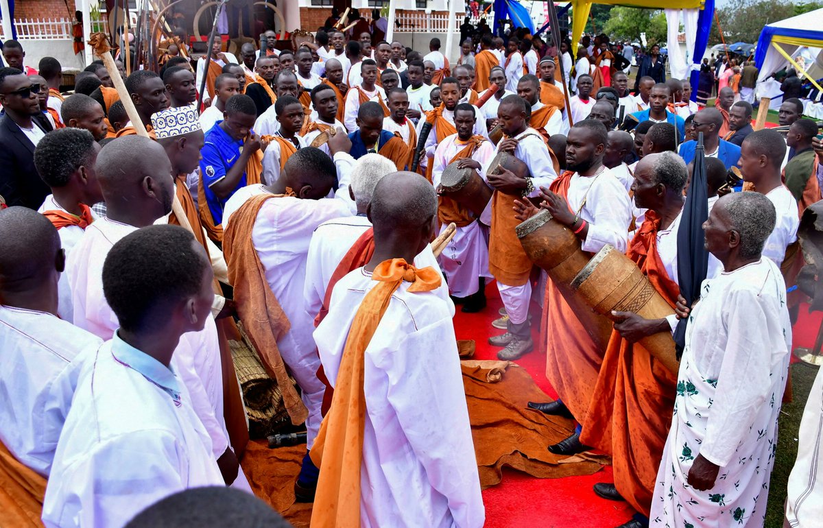 AJEnglish's tweet photo. Journalist Edward Rukidi Kijanangoma has been crowned king of Uganda’s Tooro Kingdom, a traditional monarchy plunged into grief and a succession dispute following the death of its “boy king” last month.

— in pictures https://t.co/IWE0EhvsjW https://t.co/eyJ4CRXive