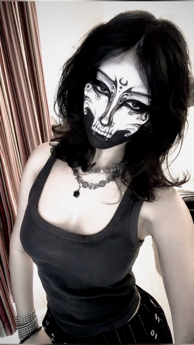 gothicornate_'s tweet photo. she looks like a beautiful omen https://t.co/k0PB2Tvm8w