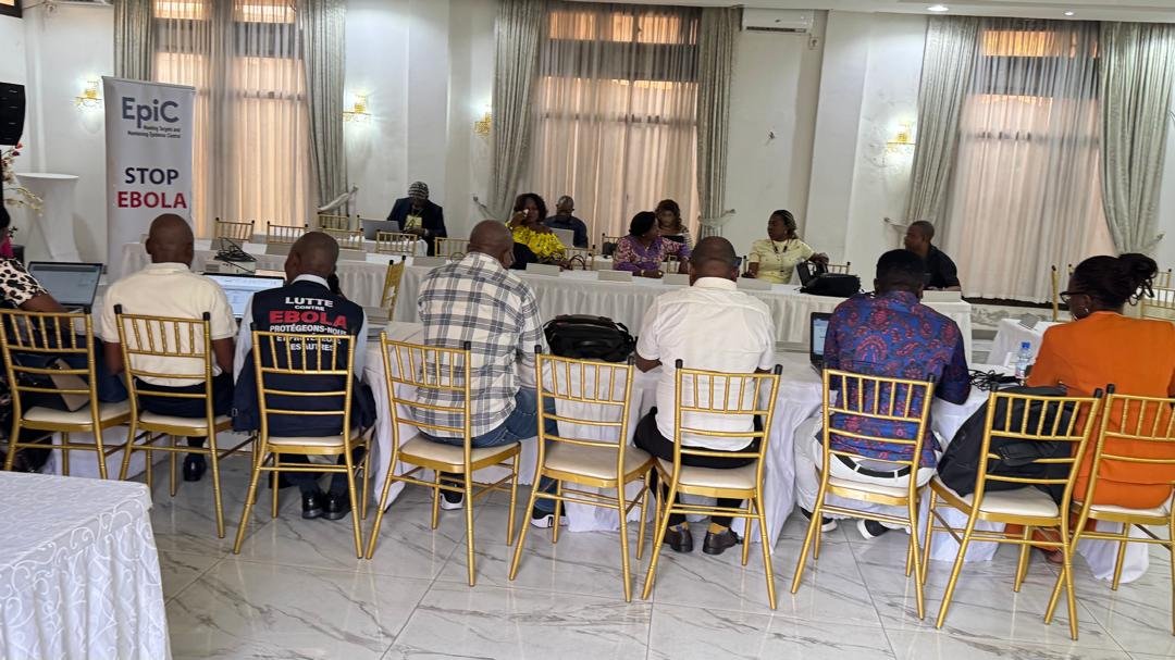 Insprdc's tweet photo. 🚨 #RDC #INSP #COUSP | La DPS #Kinshasa renforce sa préparation face aux urgences de santé publique. 

Kinshasa, 28 septembre 2026. L’#INSP, à travers le #COUSP, apporte son appui technique à la DPS #Kinshasa pour l’actualisation du Plan de contingence multirisque des urgences de santé publique.

Pendant cinq jours, les principales parties prenantes de l’approche Une Seule Santé sont réunies pour analyser les risques sanitaires auxquels la province est exposée et identifier les menaces prioritaires à intégrer dans la planification de la réponse.

La démarche s’appuie notamment sur l’outil THIRA (Threat and Hazard Identification and Risk Assessment) afin de renforcer l’anticipation, la coordination et les capacités opérationnelles de la province face aux différentes menaces sanitaires.

Avec l’appui technique et financier du Département d’État américain, à travers le projet #EpiC, mis en œuvre par #FHI 360, cette initiative contribue à consolider une préparation fondée sur l’analyse des risques et les données probantes.

🎯 Anticiper les risques aujourd’hui pour mieux protéger les populations demain.

#SantéPublique #COUSP #DPSKinshasa #UneSeuleSanté #Préparation #UrgencesSanitaires #RDC
@Presidence_RDC @PrimatureRDC @MinSanteRDC @OMSRDCONGO @AfricaCDC @fhi360 @UNICEFDRC @CDCgov @OMS_Afrique @SANRU_asbl @MwambaKazadiOff @FCDOGovUK