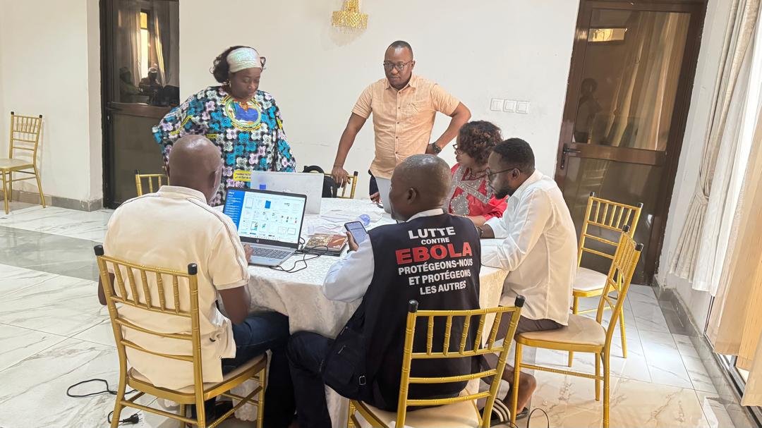 Insprdc's tweet photo. 🚨 #RDC #INSP #COUSP | La DPS #Kinshasa renforce sa préparation face aux urgences de santé publique. 

Kinshasa, 28 septembre 2026. L’#INSP, à travers le #COUSP, apporte son appui technique à la DPS #Kinshasa pour l’actualisation du Plan de contingence multirisque des urgences de santé publique.

Pendant cinq jours, les principales parties prenantes de l’approche Une Seule Santé sont réunies pour analyser les risques sanitaires auxquels la province est exposée et identifier les menaces prioritaires à intégrer dans la planification de la réponse.

La démarche s’appuie notamment sur l’outil THIRA (Threat and Hazard Identification and Risk Assessment) afin de renforcer l’anticipation, la coordination et les capacités opérationnelles de la province face aux différentes menaces sanitaires.

Avec l’appui technique et financier du Département d’État américain, à travers le projet #EpiC, mis en œuvre par #FHI 360, cette initiative contribue à consolider une préparation fondée sur l’analyse des risques et les données probantes.

🎯 Anticiper les risques aujourd’hui pour mieux protéger les populations demain.

#SantéPublique #COUSP #DPSKinshasa #UneSeuleSanté #Préparation #UrgencesSanitaires #RDC
@Presidence_RDC @PrimatureRDC @MinSanteRDC @OMSRDCONGO @AfricaCDC @fhi360 @UNICEFDRC @CDCgov @OMS_Afrique @SANRU_asbl @MwambaKazadiOff @FCDOGovUK