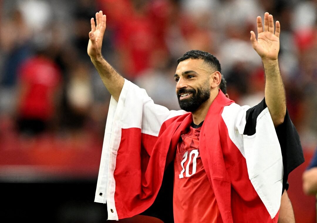 ShehabNany's tweet photo. حسام حسن مبارح قال إن المنتخب مايقفش على حد، وإن بلد فيها 120 مليون مش المفروض تقف على لاعب واحد.

الكلام ده عيب.

محمد صلاح مش لاعب بتتقاس أهميته بعدد السكان.  
ده قائد منتخب مصر.  
ده اللي رفع الراية وشرّف القميص سنين، جوه الملعب وبرا الملعب، مش قدام المايك.

تقدر تريحه، تقدر تلعب من غيره،  
لكن متقفضلش ترمي كلام ينقص من قيمته قدام الناس.

القائد بيتكلم عنه بإحترام، حتى لو مش موجود.  
غير كده يبقى الكلام ناقص أ. د. ب مش شجاعة،وهيقلل من القائل ..مش هنطلع مشاكلنا على رموز مصر. 🇪🇬❤
#أدعم_صلاح