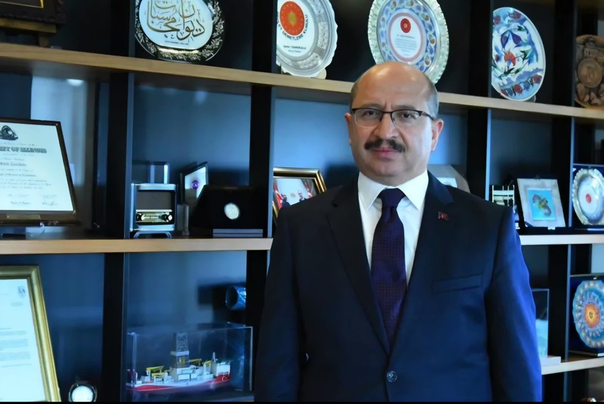 EmreSirin1982's tweet photo. Salih Tanrıkulu, Devlet Denetleme Kurumu Başkanı. Borsa ve Fon skandalını inceleyecek!
Yalnız bir tuhaflık var; kendisi zaten Borsa İstanbul'da yönetim kurulu üyesiydi!

Yönetiminde olduğu Borsada yıllardır yaşanan manipülasyonları görememiş. 
Şimdi denetim yapacak!

Fıkra bu! https://t.co/OTSN3ZC6W6