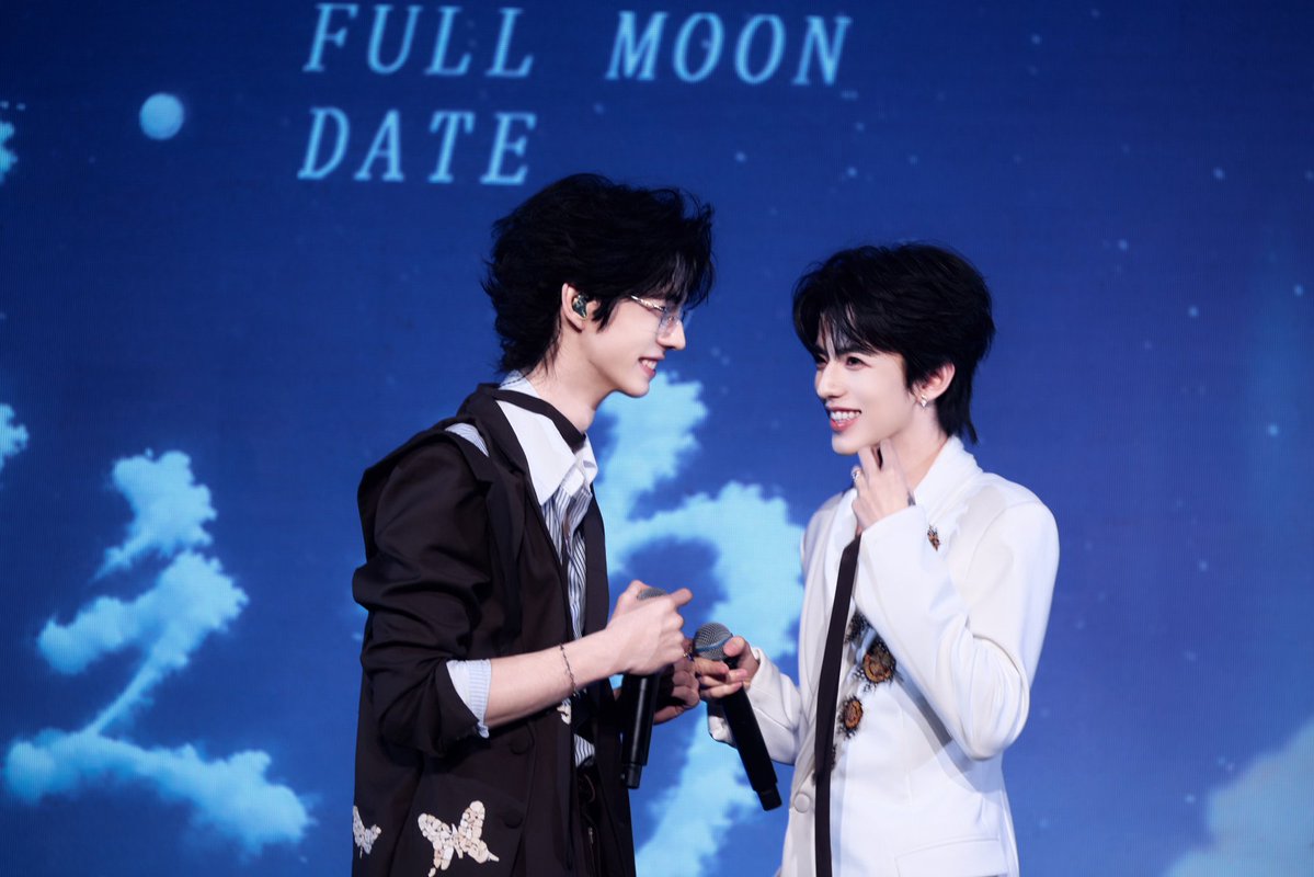 bambeechive's tweet photo. Day 2 Part 2
Captured that unspoken chemistry ✨
Packing up and saving all this full energy 💜💙

#Ollie #Shuyuan https://t.co/El8eFHt3sy