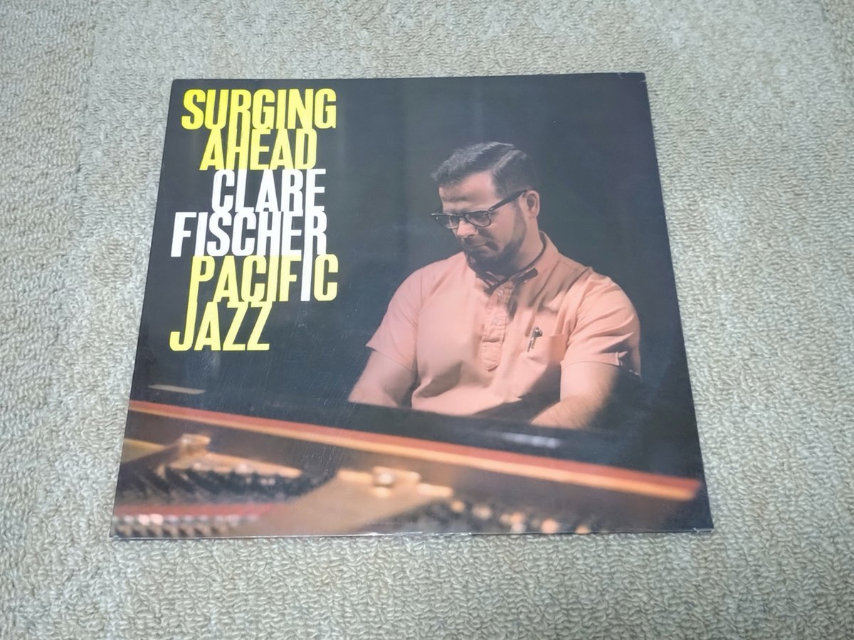 itumojazz's tweet photo. スインギーで乾いた音が心地良い、クレア・フィシャーのピアノトリオ盤。
久しぶりに聴いたが、Ａ面のベース音がリアルで驚き、２周目。 https://t.co/SdM3BDmvHG