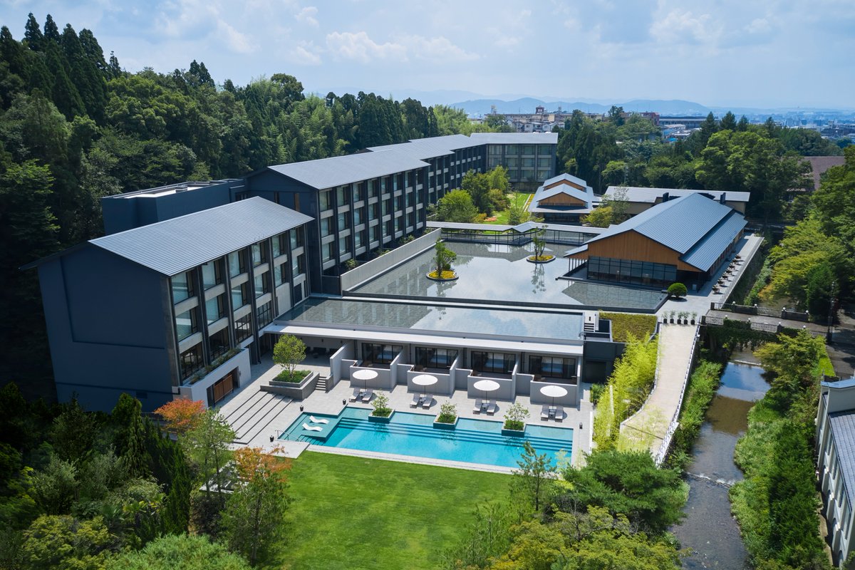 TENTIAL_Inc's tweet photo. /
「ROKU KYOTO, LXR Hotels & Resorts」に #BAKUNE シリーズを導入🛏️
\
10月1日より、ラグジュアリーリゾートホテル「ROKU KYOTO, LXR Hotels &Resorts」のプレミアフロア全室に
#TENTIAL の「BAKUNE」シリーズを導入いただきます。
「BAKUNE Pajamas Dry」は、ROKU KYOTOのロゴを特別に刺繍した限定デザイン。
京都ならではの豊かな体験と深い休養が調和する、“眠り”からデザインする上質なウェルネスステイをお届けします💤
詳細はこちら👇
https://t.co/9VJuAU3qGW