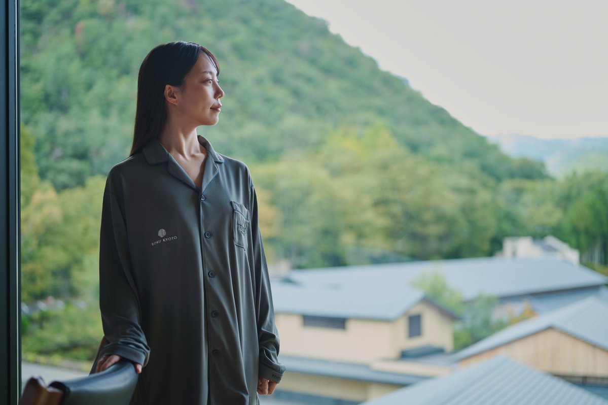 TENTIAL_Inc's tweet photo. /
「ROKU KYOTO, LXR Hotels & Resorts」に #BAKUNE シリーズを導入🛏️
\
10月1日より、ラグジュアリーリゾートホテル「ROKU KYOTO, LXR Hotels &Resorts」のプレミアフロア全室に
#TENTIAL の「BAKUNE」シリーズを導入いただきます。
「BAKUNE Pajamas Dry」は、ROKU KYOTOのロゴを特別に刺繍した限定デザイン。
京都ならではの豊かな体験と深い休養が調和する、“眠り”からデザインする上質なウェルネスステイをお届けします💤
詳細はこちら👇
https://t.co/9VJuAU3qGW