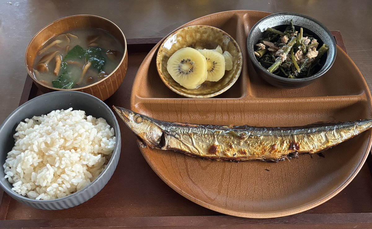 sirasagi291's tweet photo. 塩サンマ、かつお菜の味噌汁 https://t.co/Oca2CVLhKM