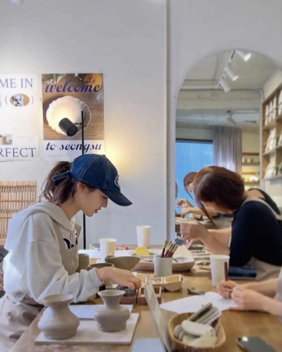 DazziUpdates's tweet photo. Danielle was seen at a pottery studio in Seoul 

#다니엘 #Danielle #Dazzibelle https://t.co/ffzmJf9Yv2