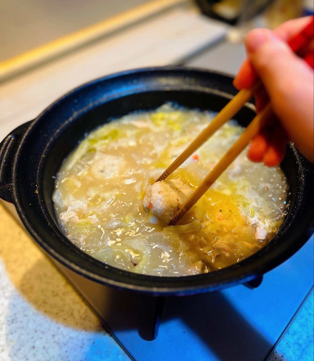 yined117's tweet photo. 雨続きで寒いので、鶏団子と白菜と大根の鍋。うどんを入れてもご飯を入れておじやでも美味しい https://t.co/TKr6tmpwJM