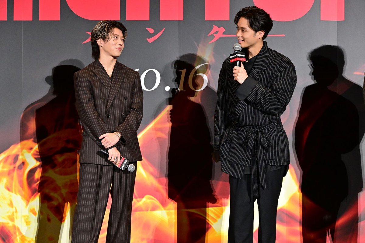 encore_inf's tweet photo. 映画『mentor』ジャパンプレミア！ 笑いも、恐怖も、共感も、違和感も。  最も不穏で、最も人間くさい、かつてない映画体験。  交わらないはずの３人の歪な再会が、狂気を暴走させる。  #磯村勇斗 × #末澤誠也（#Aぇǃgroup） × #綾野剛 × 吉田恵輔 監督  「mentor」  W主演・磯村勇斗＆末澤誠也、  綾野剛、吉田恵輔監督  チームmentorついにお披露目！

https://t.co/zHFkweK4Fp

#映画mentor
