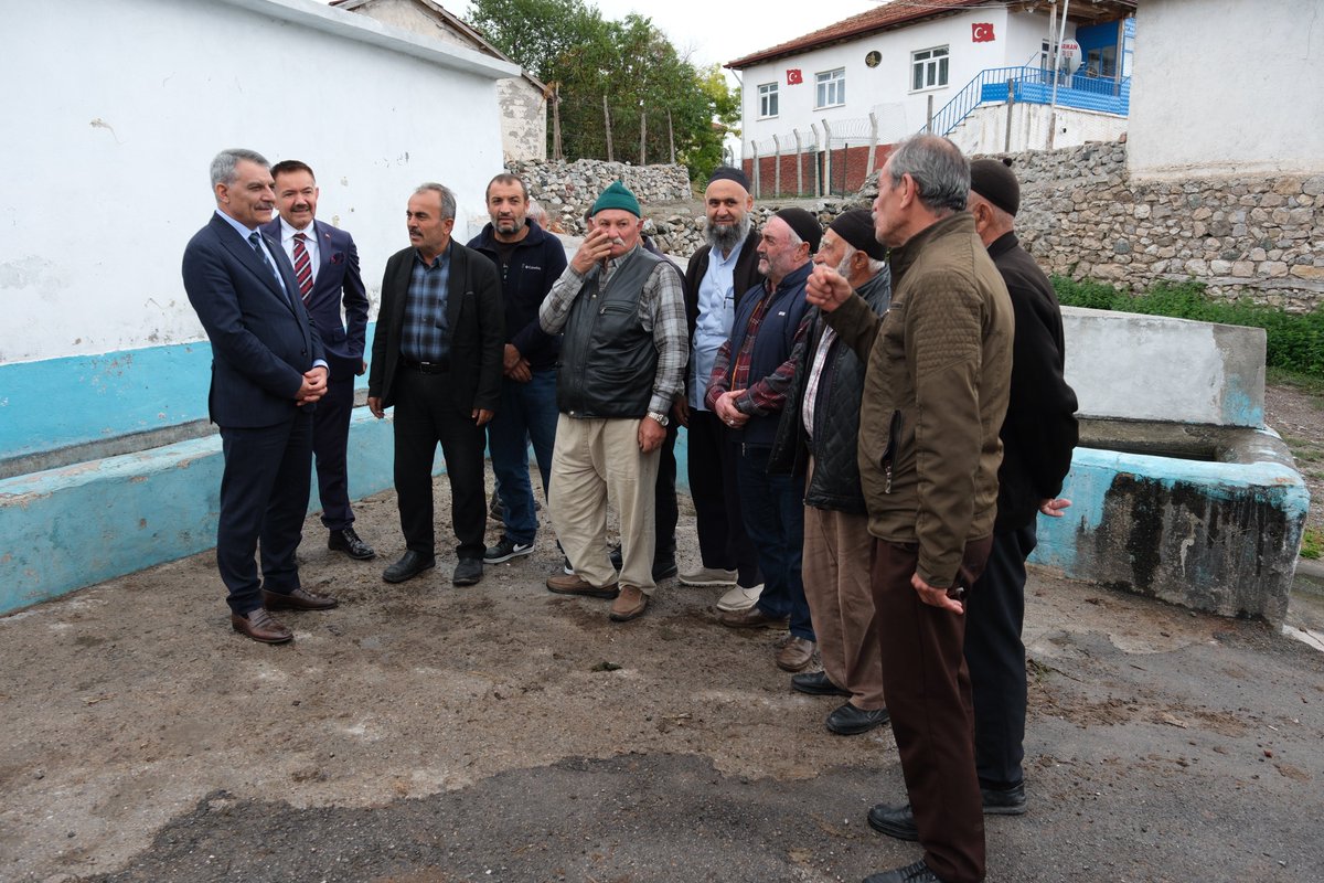 YozgatValiligi's tweet photo. 📍 Çekerek/Gökdere

Valimiz Mehmet Ali Özkan, Çekerek Kaymakamı Can Kurt ve İl Özel İdaresi Genel Sekreteri Nazif Yılmaz ile birlikte Çekerek İlçemize bağlı Gökdere Köyü'nü ziyaret ederek, vatandaşlarımızla sohbet edip sorunlarını dinledi. https://t.co/wIRjXdNLqn