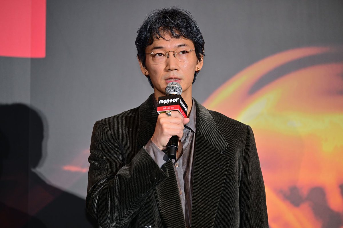 encore_inf's tweet photo. 映画『mentor』ジャパンプレミア！ 笑いも、恐怖も、共感も、違和感も。  最も不穏で、最も人間くさい、かつてない映画体験。  交わらないはずの３人の歪な再会が、狂気を暴走させる。  #磯村勇斗 × #末澤誠也（#Aぇǃgroup） × #綾野剛 × 吉田恵輔 監督  「mentor」  W主演・磯村勇斗＆末澤誠也、  綾野剛、吉田恵輔監督  チームmentorついにお披露目！

https://t.co/zHFkweK4Fp

#映画mentor