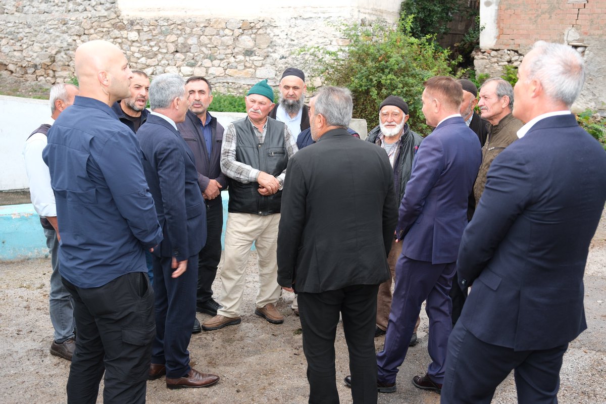 YozgatValiligi's tweet photo. 📍 Çekerek/Gökdere

Valimiz Mehmet Ali Özkan, Çekerek Kaymakamı Can Kurt ve İl Özel İdaresi Genel Sekreteri Nazif Yılmaz ile birlikte Çekerek İlçemize bağlı Gökdere Köyü'nü ziyaret ederek, vatandaşlarımızla sohbet edip sorunlarını dinledi. https://t.co/wIRjXdNLqn