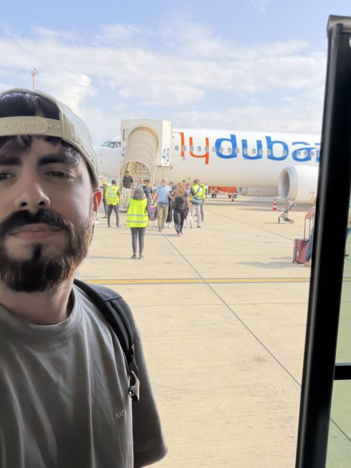 AZK_SA's tweet photo. 🚨✈️ تفاصيل الرحلة المثيرة لـ «فلاي دبي» FZ1073 المتجهة من دبي إلى تل أبيب، والتي هبطت اضطراريًا في تبوك.

- الطائرة أرسلت رمز الطوارئ 7700 ثم إشارة مرتبطة باحتمال تدخل غير مشروع، ما أثار في البداية مخاوف من اختطافها.

- هبطت الطائرة نحو 14 ألف قدم في أقل من 30 ثانية، بحسب بيانات وتقارير تتبع الرحلة.

- مسؤول إسرائيلي قال إن السبب كان مشاجرة جسدية بين الطيارين، فيما أفادت روايات ركاب بوجود سكين وإصابة داخل قمرة القيادة.

- إسرائيل دفعت بمقاتلات جوية وعقد نتنياهو ووزير الدفاع مشاورات أمنية عقب إشارات الطوارئ. 

- الطائرة هبطت بسلام في تبوك بالسعودية، و«فلاي دبي» أكدت سلامة جميع الركاب، بينما لا تزال تفاصيل الحادث قيد التحقيق. 

- قال مسافر إنهم سمعوا صراخًا، وعندما فُتح باب قمرة القيادة كان هناك دم داخلها، مع إصابة أحد الطيارين بسكين.
  
- تدخل الركاب والطاقم لفض الشجار، وفي لحظة ما اعتقد الناس على متن الطائرة أنهم لن يخرجوا أحياء.

هناك ادعاءات بأن أحد الطيارين حاول إسقاط الطائرة عمدًا أو أن جنسيتي الطيارين روسية وأوكرانية، لكنها لم تثبت حتى الان.