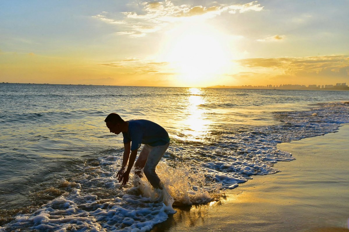 blux573395's tweet photo. Waves crash, a gallant lad struts, everything’s in sway—perfect day! https://t.co/XnN4gT2SHG