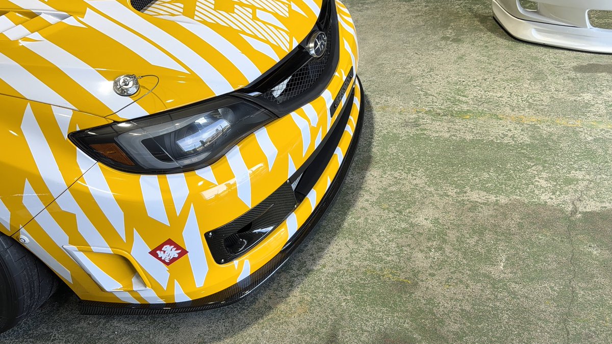 KAWAII_FITMENT's tweet photo. IMPREZA GRB 前期型カーボンフロントリップ
10/1 21:00よりオンラインストアにて販売開始します！

純正STIリップスポイラーより前方にボリュームを増したデザイン。
純正ルックを崩さず張り出し感がでてアグレッシブになります。

仕様
ウエットカーボンクリア塗装済み

オンラインストア
https://t.co/ARKC8Nus5H