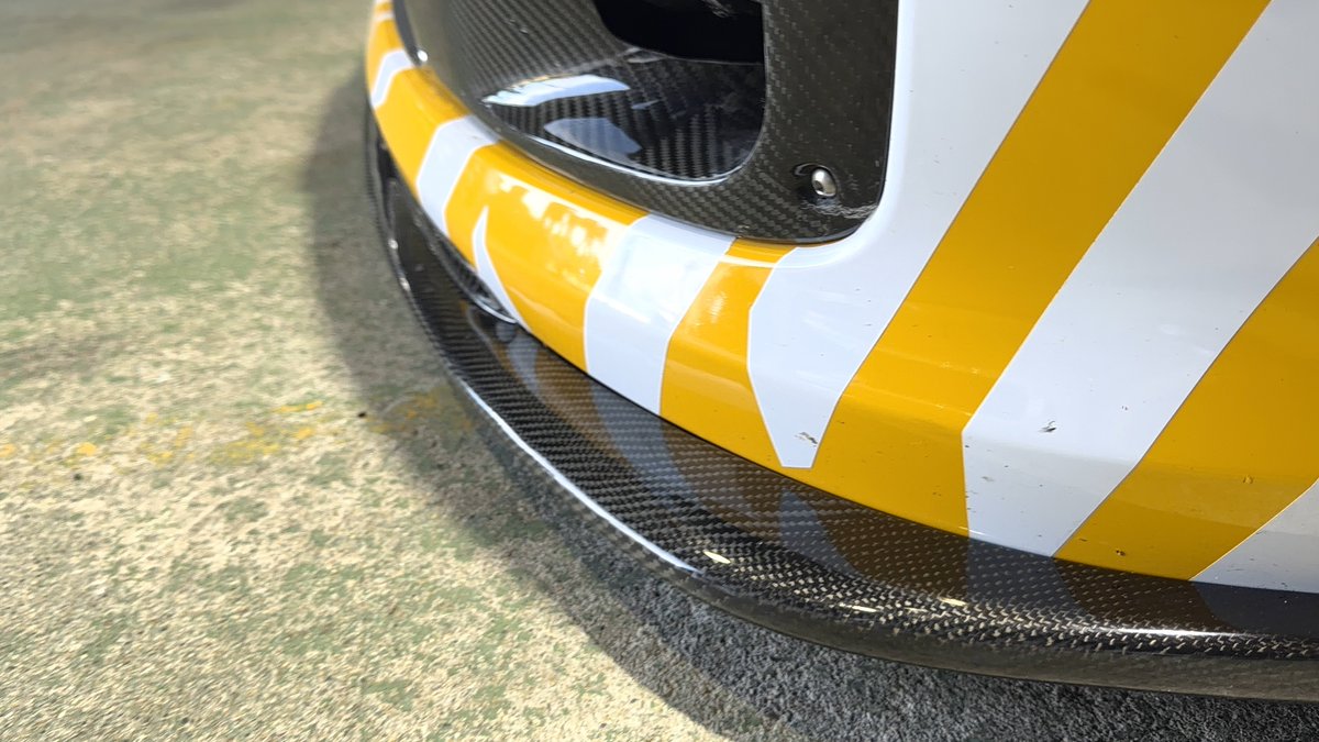 KAWAII_FITMENT's tweet photo. IMPREZA GRB 前期型カーボンフロントリップ
10/1 21:00よりオンラインストアにて販売開始します！

純正STIリップスポイラーより前方にボリュームを増したデザイン。
純正ルックを崩さず張り出し感がでてアグレッシブになります。

仕様
ウエットカーボンクリア塗装済み

オンラインストア
https://t.co/ARKC8Nus5H