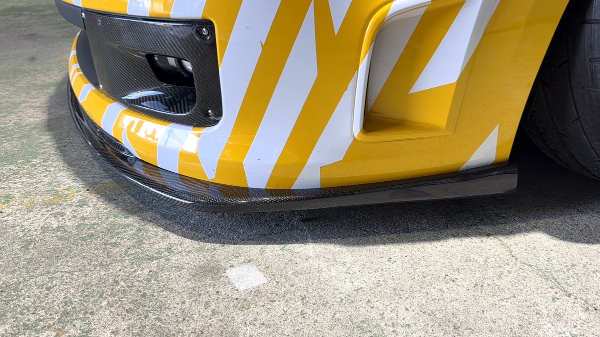 KAWAII_FITMENT's tweet photo. IMPREZA GRB 前期型カーボンフロントリップ
10/1 21:00よりオンラインストアにて販売開始します！

純正STIリップスポイラーより前方にボリュームを増したデザイン。
純正ルックを崩さず張り出し感がでてアグレッシブになります。

仕様
ウエットカーボンクリア塗装済み

オンラインストア
https://t.co/ARKC8Nus5H