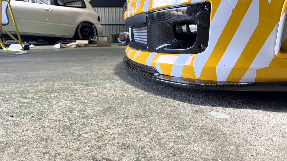 KAWAII_FITMENT's tweet photo. IMPREZA GRB 前期型カーボンフロントリップ
10/1 21:00よりオンラインストアにて販売開始します！

純正STIリップスポイラーより前方にボリュームを増したデザイン。
純正ルックを崩さず張り出し感がでてアグレッシブになります。

仕様
ウエットカーボンクリア塗装済み

オンラインストア
https://t.co/ARKC8Nus5H