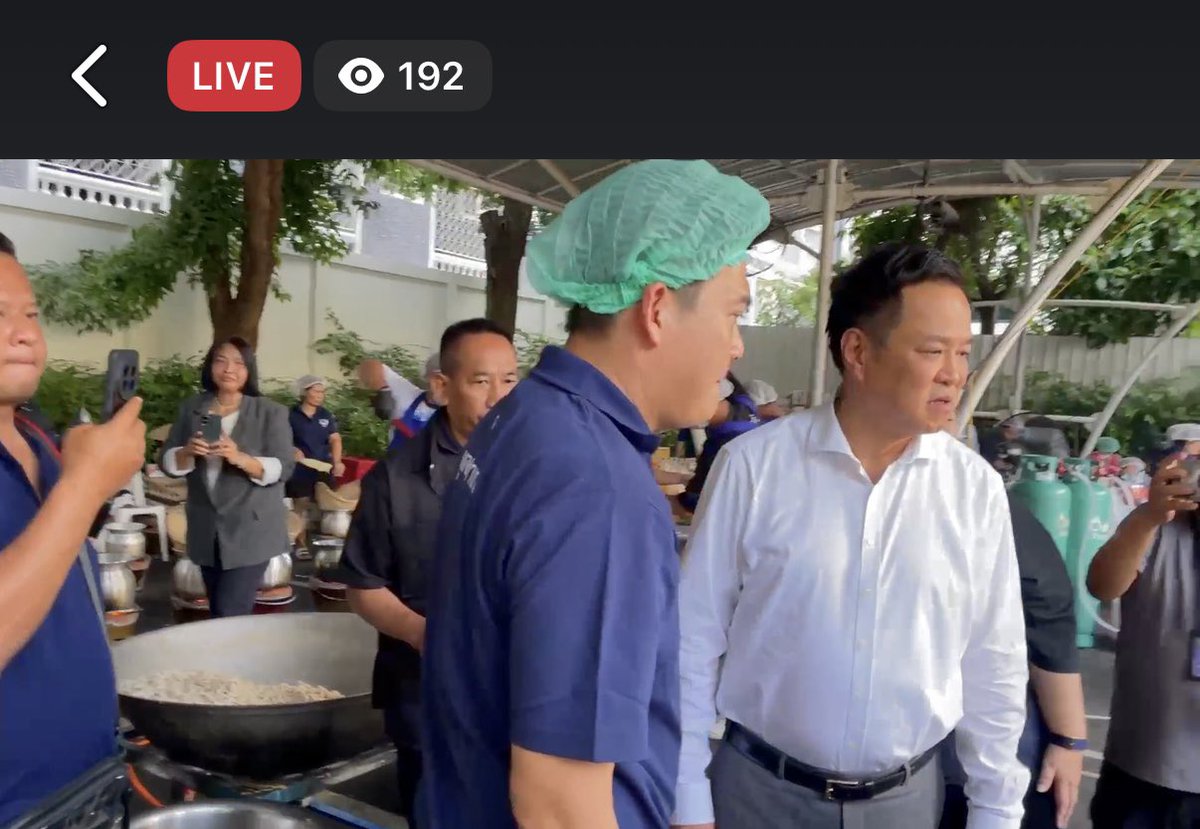teng_pple's tweet photo. เหตุการณ์ในขณะเดียวกัน: สส.ประชุมสภา (ญัตติน้ำท่วม) vs นายกตรวจโรงครัวพรรคภูมิใจไทย

วันนี้ประชุมถึง 20:00 - ตามเข้ามาได้นะครับ

(ภาพจาก The Reporters) https://t.co/I3hxOUZFgp