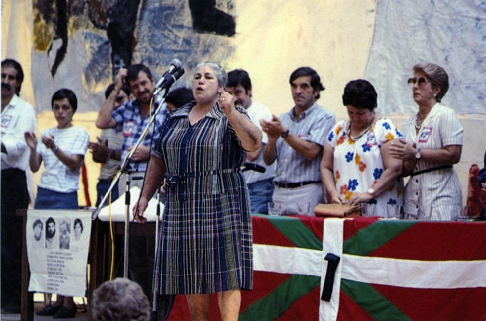 ideiazabaldub's tweet photo. Gaur duela 42 urte El Salvadorreko Armadak Pakito Arriaran internazionalista arrasatearra hil zuen Chalatenangon, hango FMLN gerrillan borrokan ari zela.

«Bi herri ditut maitatzeko eta mundu bat bere alde borrokatzeko»

1955 ☆ 1984 | BETIKO ARGIA https://t.co/tlgfDUImZq