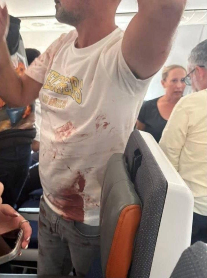 MarioNawfal's tweet photo. 🚨🇮🇱🇸🇦🇦🇪 The Israeli Air Force was reportedly ready to send 3 C-130 Hercules aircraft to pick up the stranded Israeli FlyDubai passengers...

But because they do not have official diplomatic relations, Riyadh did NOT immediately grant authorization for Israeli assets to land on its territory.

FlyDubai moved to resolve the situation by dispatching replacement aircraft directly from Dubai to Tabuk to complete the journey to Tel Aviv.

Source: @ariel_oseran / Writer: Marie
https://t.co/fH8VwLicS2