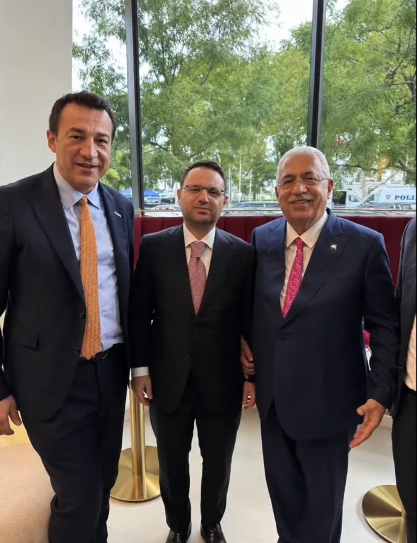 YorugunC's tweet photo. Bu karedeki uzun boylu zât Bilal Çalışkan. 22 Eylülde hakkında yakalama kararı çıkarılmış, sebep fon vurgunu, 6.000.000.000₺ uçurduğu söyleniyor. Eski parayla 6 sıfır daha yazın yanına! Bu resim ise 22 Eylül'den sonra, Amerika'da verilmiş. Mali soygun ve Maliye bakanının pozu!?! https://t.co/uyYtkl5g5k