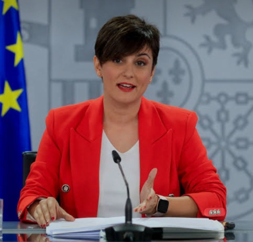 Jhoncrack_4's tweet photo. La mujer que tiene la llave de una de las crisis más graves del país no se ha leído su propio decreto.

Y lo peor no es que no se lo sepa.
Lo peor es que nadie de su entorno pensó que hacía falta que se lo supiera.

Pura Mafia.

El socialismo, es para retrasados mentales. https://t.co/dZ575NokDb