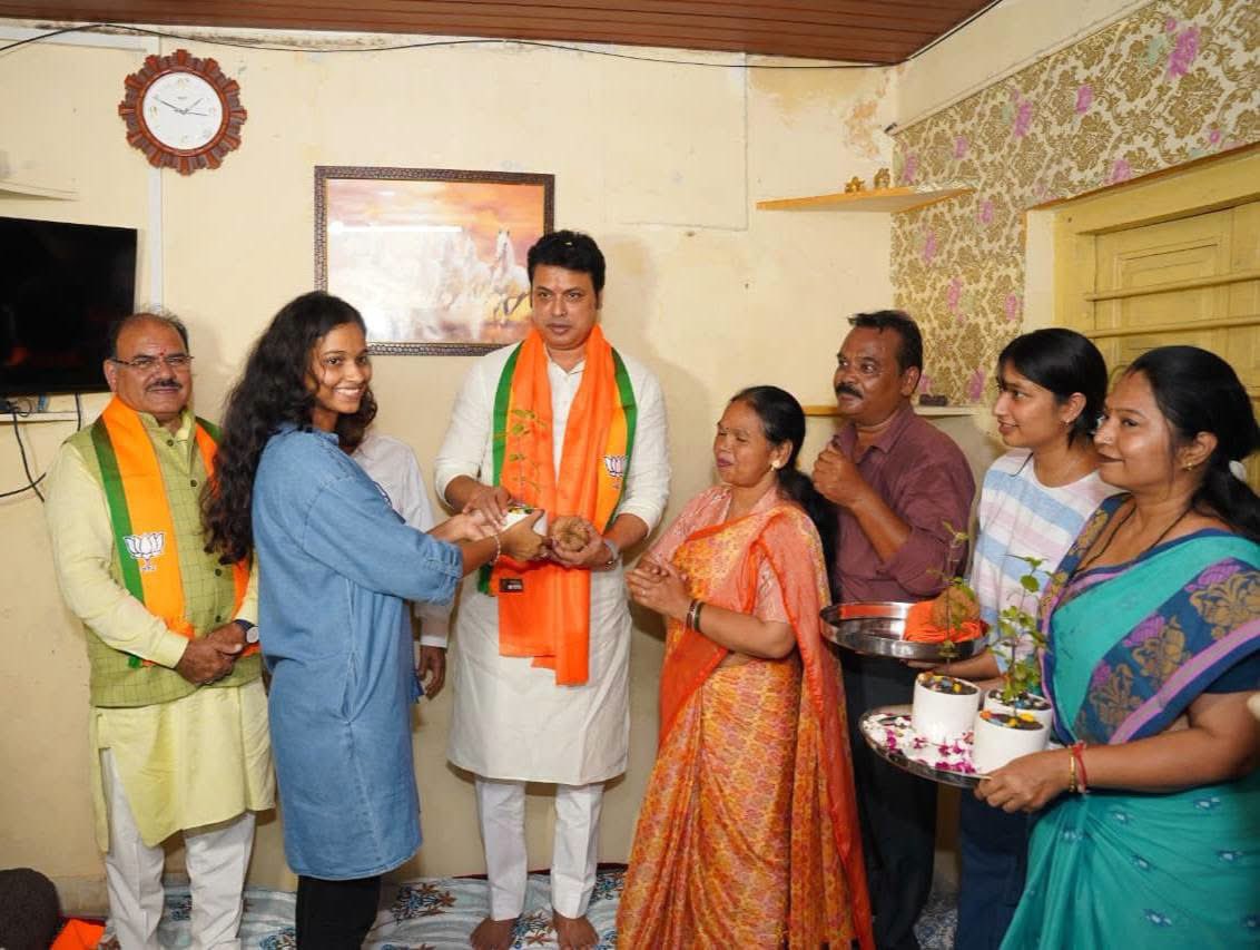 BjpBiplab's tweet photo. दक्षिण-पश्चिम भोपाल विधानसभा के तात्या टोपे मंडल की मंत्री एवं पूर्व एससी मोर्चा कार्यकर्ता श्रीमती मीना जाटव जी के निवास पर भोजन किया। इस दौरान उनके परिजनों से आत्मीय भेंट कर बेहद खुशी हुई। कार्यकर्ताओं और उनके परिवारजनों से मिलना सदैव सुखद अनुभव रहता है। https://t.co/eBdzQfPEHI