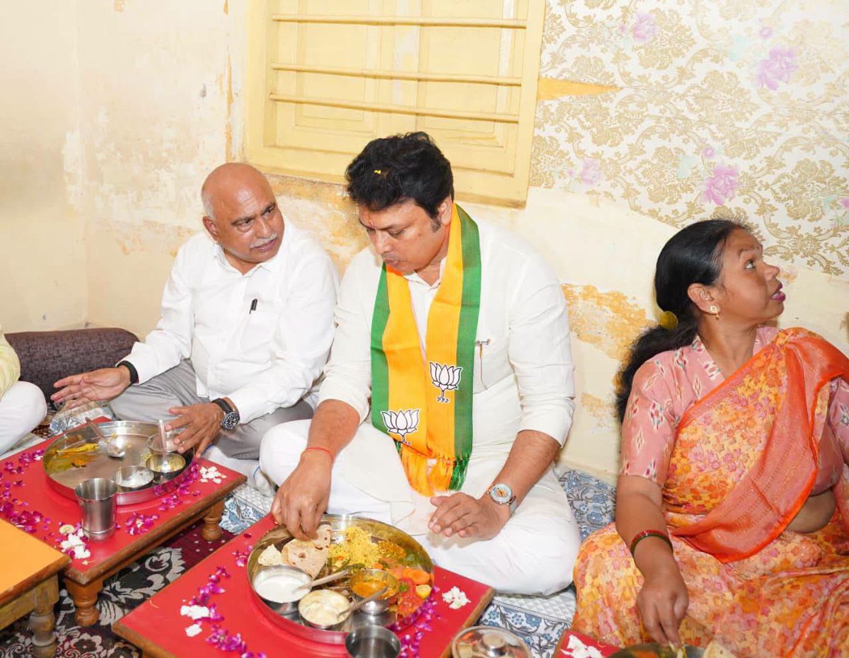 BjpBiplab's tweet photo. दक्षिण-पश्चिम भोपाल विधानसभा के तात्या टोपे मंडल की मंत्री एवं पूर्व एससी मोर्चा कार्यकर्ता श्रीमती मीना जाटव जी के निवास पर भोजन किया। इस दौरान उनके परिजनों से आत्मीय भेंट कर बेहद खुशी हुई। कार्यकर्ताओं और उनके परिवारजनों से मिलना सदैव सुखद अनुभव रहता है। https://t.co/eBdzQfPEHI