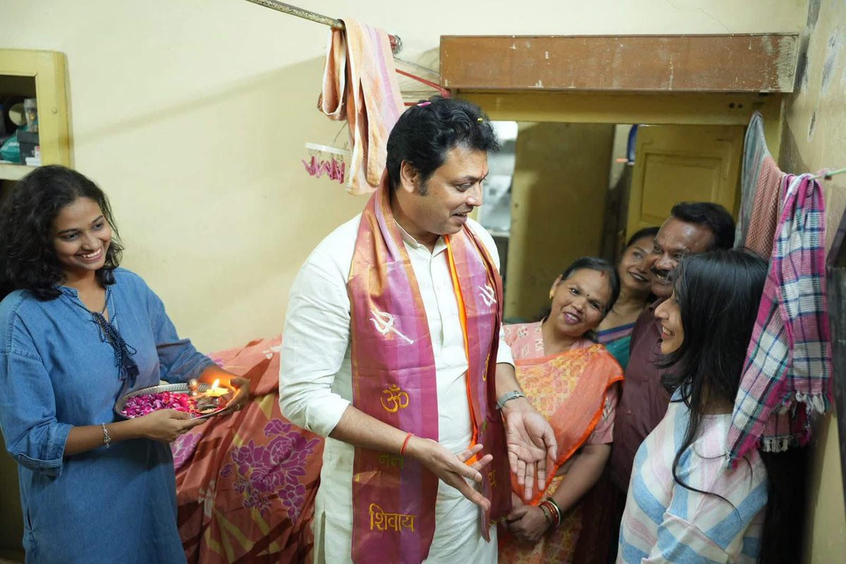 BjpBiplab's tweet photo. दक्षिण-पश्चिम भोपाल विधानसभा के तात्या टोपे मंडल की मंत्री एवं पूर्व एससी मोर्चा कार्यकर्ता श्रीमती मीना जाटव जी के निवास पर भोजन किया। इस दौरान उनके परिजनों से आत्मीय भेंट कर बेहद खुशी हुई। कार्यकर्ताओं और उनके परिवारजनों से मिलना सदैव सुखद अनुभव रहता है। https://t.co/eBdzQfPEHI