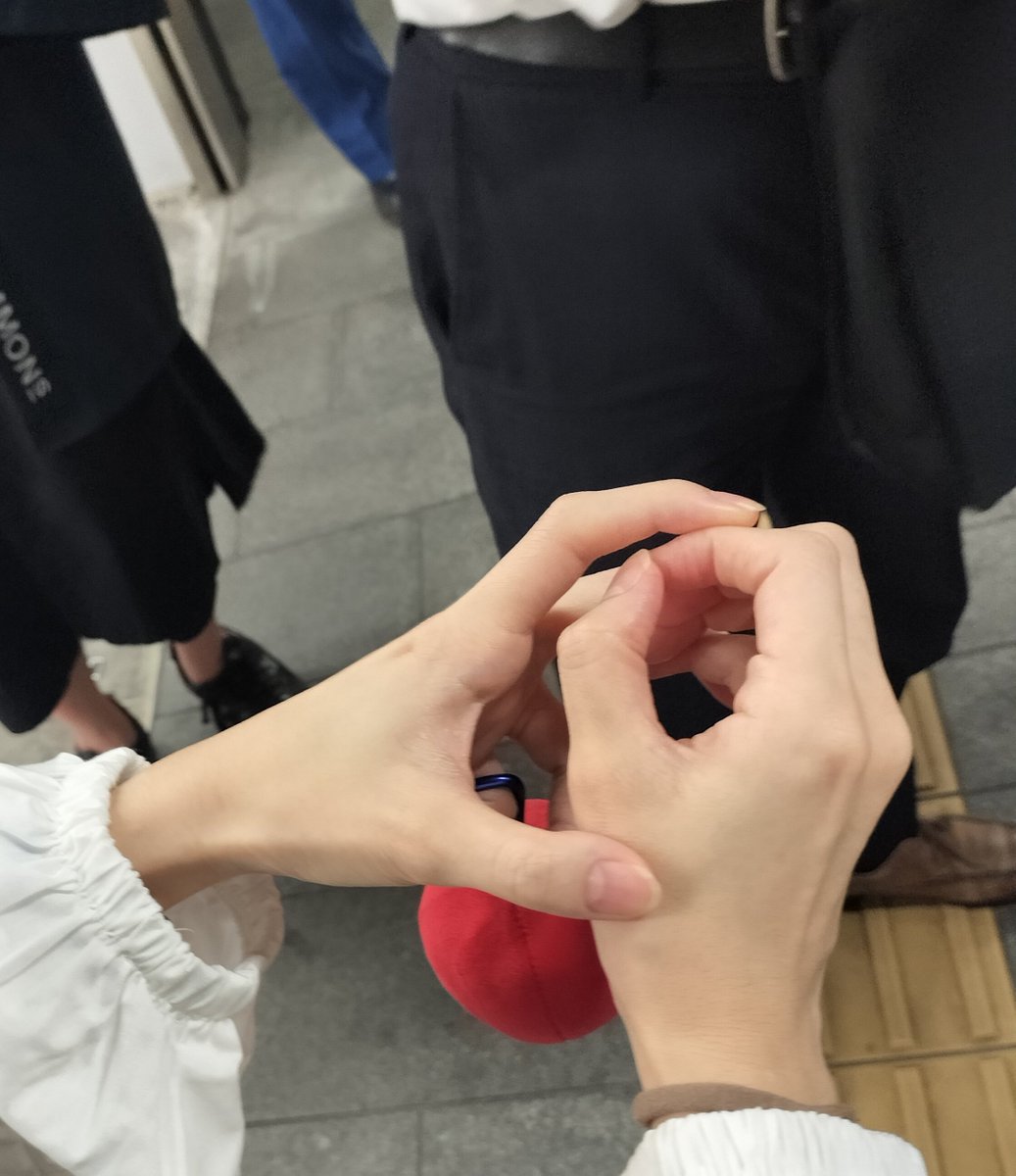 saisai000ttt's tweet photo. 非公式こみゃくのポースできました😊
小さい円にもう片方を被せる👌 https://t.co/JagsN2QOjq