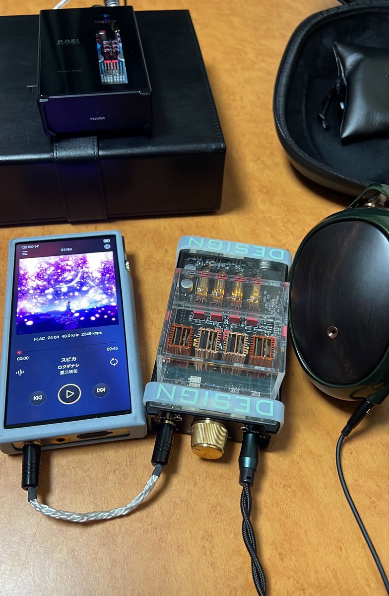 air0bg's tweet photo. まずは一旦、PSU 1-PRO繋げず内蔵バッテリーでV7 Classic

まず普通に出力出来るし、先ほどまで装着していたOPA627より明らかに音が滑らか、音に角がないとでも言うか本当に聴きやすい
かと言って分離が疎かになってる訳じゃなく、情報量的には増えてる
滑らかサラサラの粒、うまい表現が見つからない https://t.co/gr7UpkuYKB