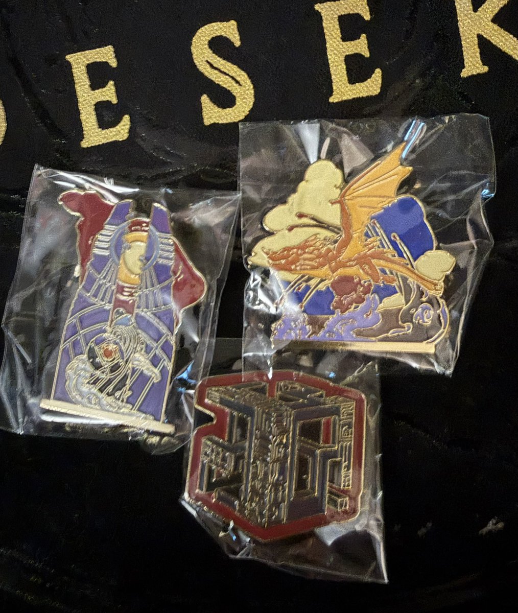 TiTav1on's tweet photo. C’est l’heure des CADEAUX !!!

Je vous propose ce magnifique lot Crimson Désert avec un sac à dos en toile en forme de « bouclier » (garanti sans poils de chats) et des magnifique Pin’s qui peuvent être des armes létales vu leur poids.

Pour participer : FOLLOW + RT
Tas: 05/10/26 https://t.co/Znh0v5jSff