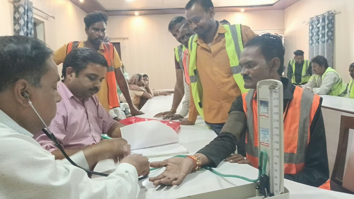 sbmkanpurnagar's tweet photo. स्वच्छता_ही_सेवा_2026
अभियान के अंतर्गत 157 घंटे लगातार कार्य करने वाले सफाई मित्रों का नगर पालिका परिषद घाटमपुर द्वारा स्वास्थ्य परीक्षण एवम सम्मान समारोह कार्यक्रम का आयोजन किया गया ।
#SwachhataHiSeva2026
#SafaiMitraSuraksha
#SafaiMitraSamman
#SwachhBharat
#SwachhKanpurNagar https://t.co/0ceRJzqG8J