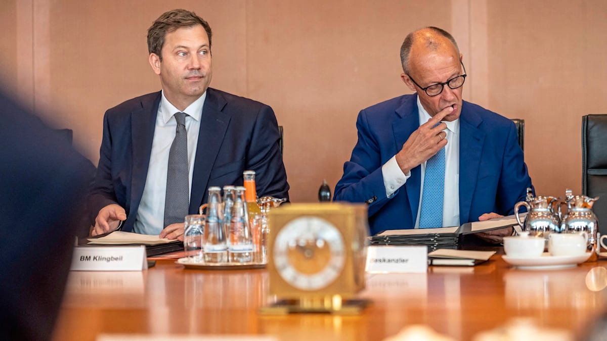 welt's tweet photo. Nach angedrohter SPD-Blockade – Bundesregierung beschließt Pflegereform https://t.co/Ju52wEZhuY https://t.co/XZd3uhaWM1