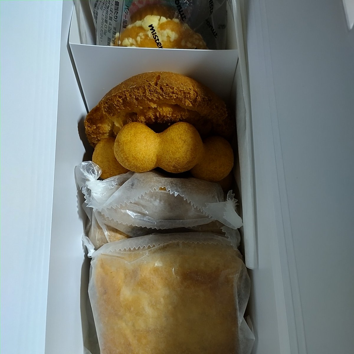 Miyoko6200's tweet photo. ミスド貰った‹‹\(´ω` )/››
パイみたいなのなに味なんだろ•́ω•̀)?
でも美味しくこっそり頂きます🤤 https://t.co/10TH1YMrSv