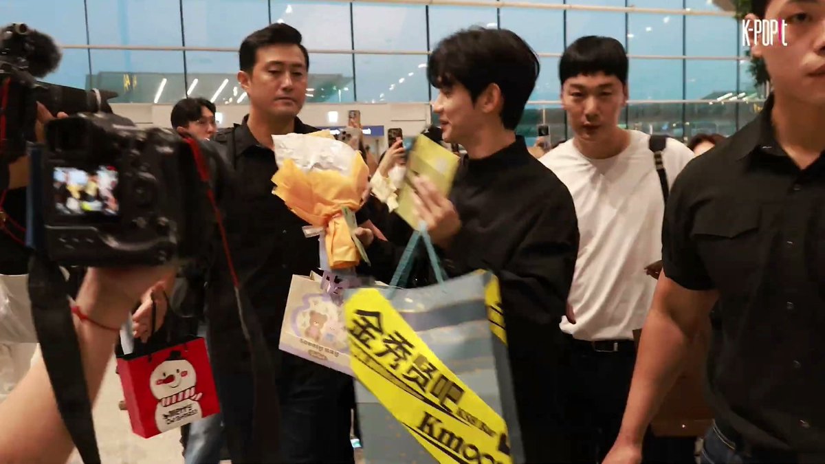 ksh1stCN's tweet photo. 【KSHBar】20260930祝贺金秀贤菲律宾粉丝见面会礼物 

今天我们代表Kmoon送上祝贺！星光为序，热爱为章✨ 祝金秀贤菲律宾粉丝见面会圆满成功！每一次相遇，都是双向奔赴的温柔。❤️❤️

礼物由前线交到秀贤的手上。我们明天见！

#김수현 
#KimSooHyunInManila 
#BENCHXKIMSOOHYUN 
#OurForeverWithYou https://t.co/KwzKi9y0u1