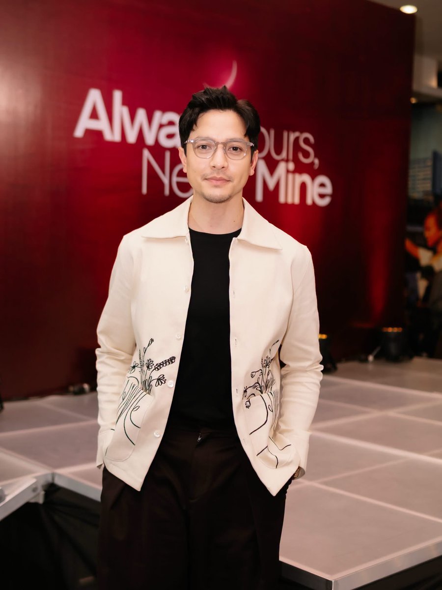 Sparkle_GMA's tweet photo. Alden Richards, Barbie Forteza, AZ Martinez, and Mikee Quintos at the premiere night of ‘Always Yours, Never Mine’ ✨🎬

#AlwaysYoursNeverMine #AldenRichards #BarbieForteza #AZMartinez #MikeeQuintos https://t.co/Am8QAQTJlO