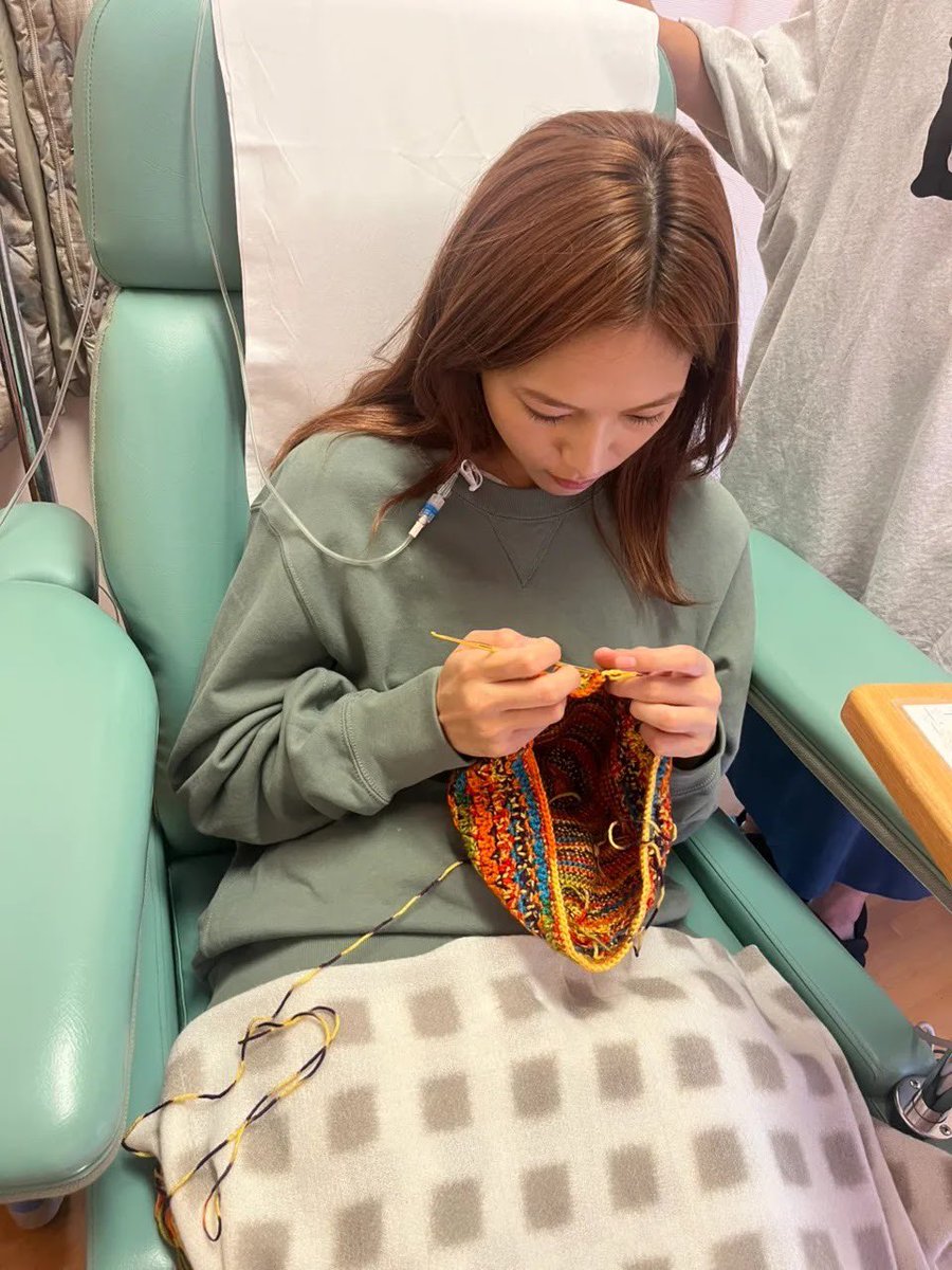 haruna_staff's tweet photo. 「ママがもうこの世界にいなくても　私の命の日記」
公開まであと少しですね！

病院で出会った、ひかりに教えてもらった編み物🧶

カメラが回っていない間も、ずっと練習していました
なかなか難しく、2枚目の表情です🫩笑

@mamaseka_movie 

#ママがもうこの世界にいなくても 
#ママせか 
#ママせかを届けたい