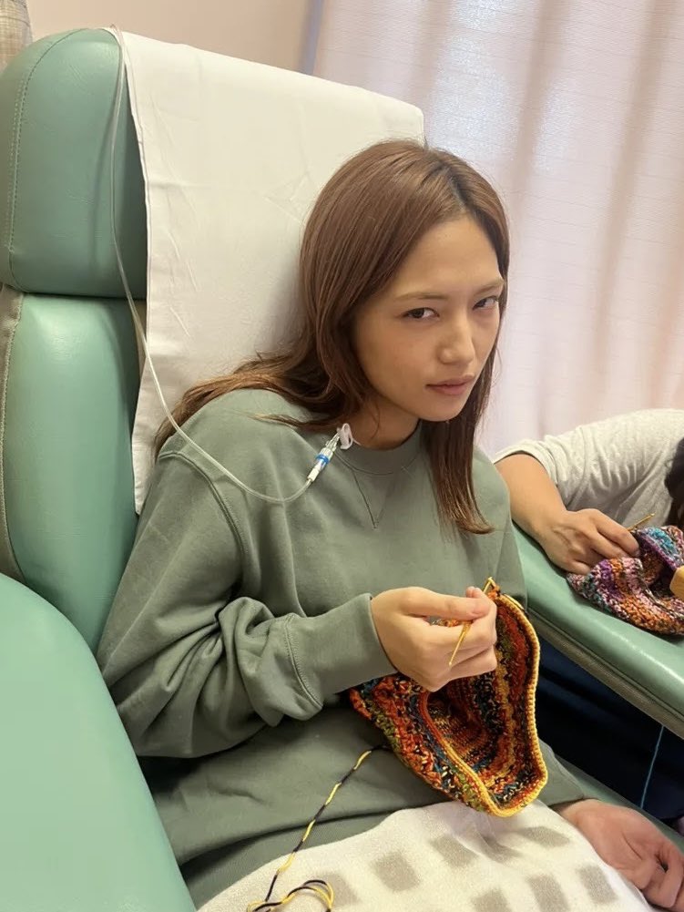 haruna_staff's tweet photo. 「ママがもうこの世界にいなくても　私の命の日記」
公開まであと少しですね！

病院で出会った、ひかりに教えてもらった編み物🧶

カメラが回っていない間も、ずっと練習していました
なかなか難しく、2枚目の表情です🫩笑

@mamaseka_movie 

#ママがもうこの世界にいなくても 
#ママせか 
#ママせかを届けたい
