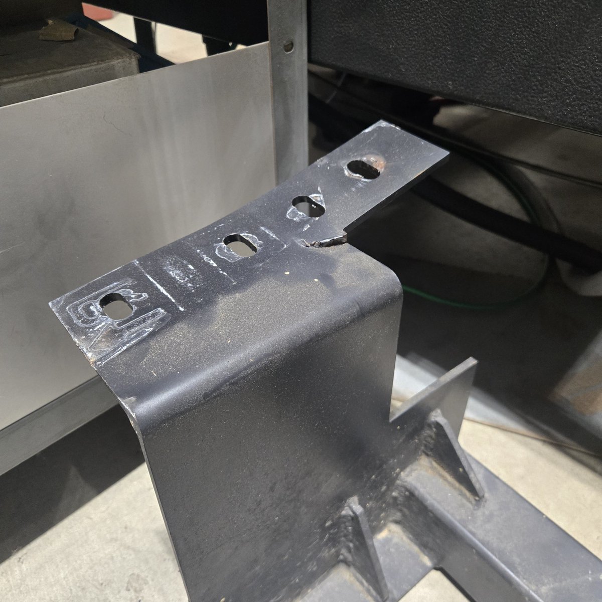tomoooo0508's tweet photo. 壊れた自作ヒッチメンバー、角パイプの在庫がないから、これを補強する形にしよかなぁ。。。

割れたところは開先取って溶接したらエエ気はするんやけどなぁ。。。 https://t.co/Dx5LZOeSJw