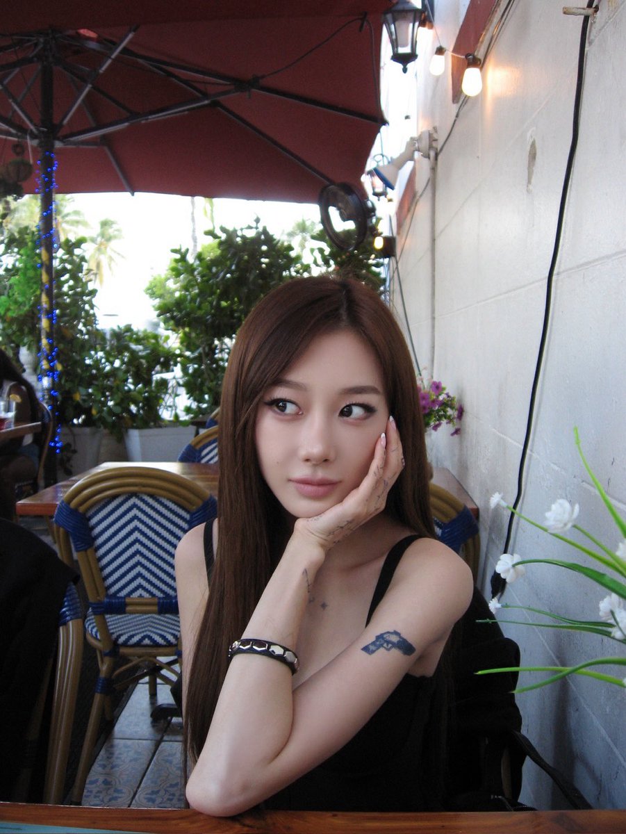 aespa_official's tweet photo. before dinner

#aespa #æspa #에스파 
#GISELLE #지젤 https://t.co/nciwfzEBiw
