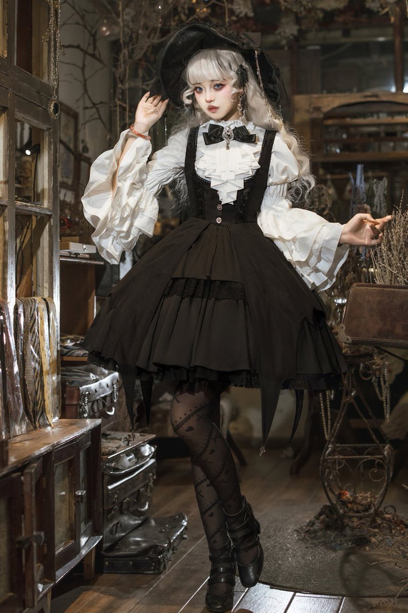 Belchic7's tweet photo. 🪄🖤古城に住む魔女みたいな姫袖ゴシックドレス🖤🪄 https://t.co/rPnNNVziL4