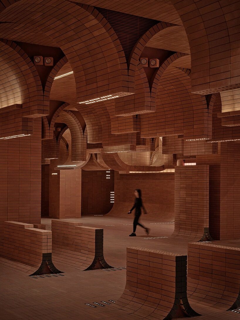 designboom's tweet photo. designed by one plus partnership, gaoxingli insun cinema and coffee bar in haikou uses undulating brick walls, ceilings, floors, and counters to echo the coastal landscape of hainan.
https://t.co/w1smSOdJAY https://t.co/vmOs2ApbL0