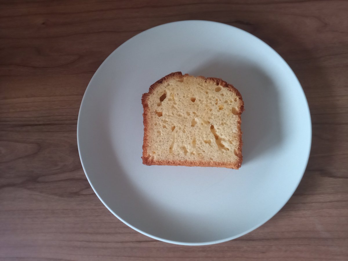 magunekoko's tweet photo. 米粉のオイルパウンドケーキ、試作しては失敗を繰り返しやっとレシピが完成しました！

檸檬1個分の果汁とすりおろした皮に自家製の檸檬シロップを焼きたてのパウンドケーキに染み込ませました🍋

2枚目は全て失敗パウンド。全部私のお腹の中に😋

#お菓子作り
#グルテンフリー https://t.co/1bEBH9I7F2