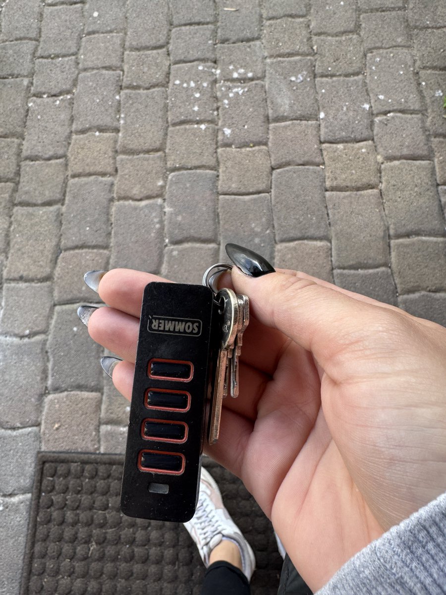 wet_bambi69's tweet photo. Das sind die Schlüssel zu meinem neuen Eigenheim…. 500.000 € finanziert von euch Subs so wie es sich gehört 🤩🔥

Welcher Loser fängt an zu tapezieren ?💦 https://t.co/UvkIPcmh6q