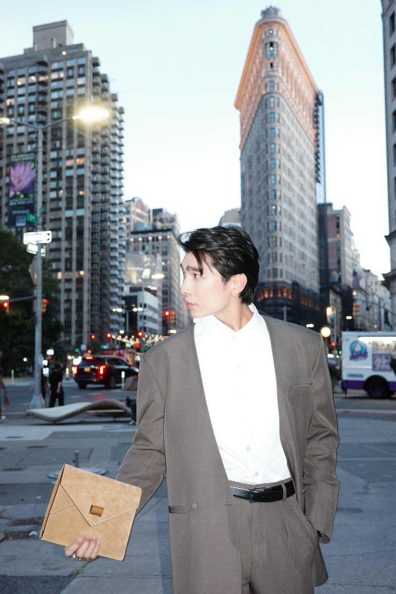 fasttrack_bkk's tweet photo. THE MEW YORK MOMENT! “มิว ศุภศิษฏ์” เดินเกมแฟชั่นกลางนิวยอร์ก กับ 4 แบรนด์ชั้นนำ

#MEWinNYFW2026 #100YearsofLeatherxMew #cosAW26xMew #privatepolicyxMew #OneNightRunwayxMew #MewSuppasit https://t.co/bAEvK09HoZ